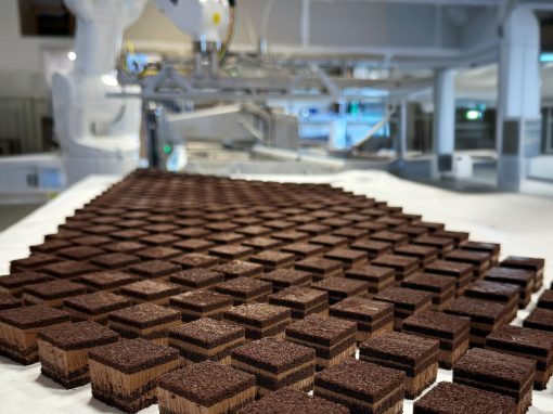 Xilix Waterjet Cake Cutter with Integrated Robotic Picking Automation